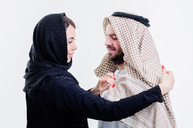 Retrato de atractiva pareja árabe, vestida de manera del Medio Oriente.