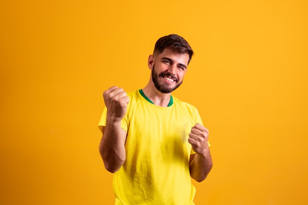 Retrato de atractivo afortunado alegre chico barbudo celebrando la mejor suerte aislado sobre fondo de color amarillo brillante