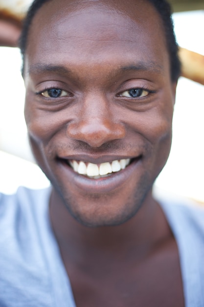 Retrato de un atractivo hombre afroamericano sonriendo