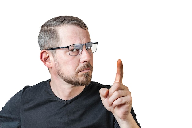 Foto retrato de un atractivo hombre barbudo de aspecto europeo con un ligero cabello gris sobre un fondo blanco aislado levantó el dedo índice expresión de las emociones de un hombre
