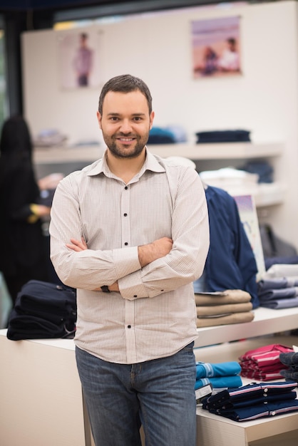 retrato, de, un, atractivo, hombre, compras, en, un, hombre, tienda de ropa