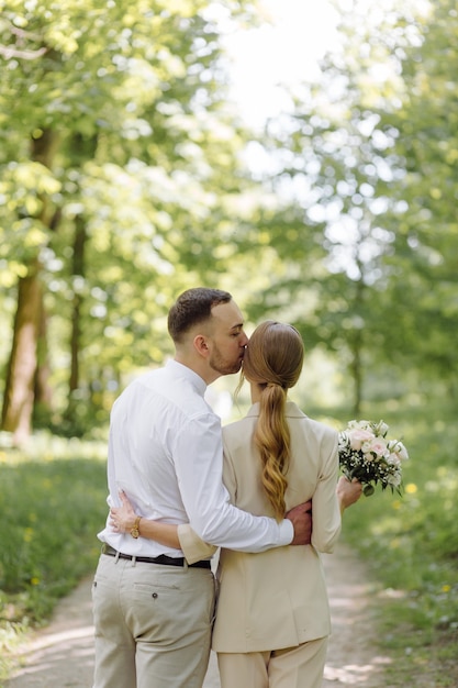 Retrato, de, un, atractivo, pareja joven, enamorado, aire libre