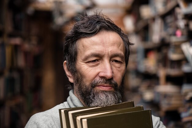 Retrato de auténtico anciano con barba y buenos ojos.