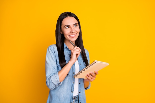 Retrato de autor de niña interesada mental mantenga el cuaderno de notas escribir mirar espacio vacío