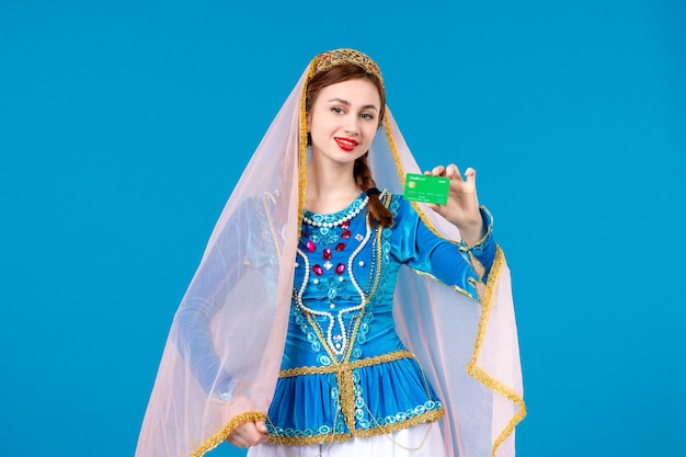 retrato, de, azeri, mujer, en, vestido tradicional, tenencia, tarjeta de crédito