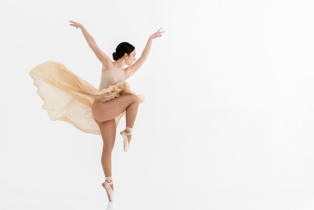 Foto retrato de bailarina bailando con gracia