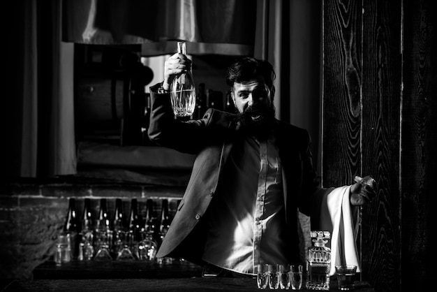 Retrato de barba hombre con barba macho bebiendo elegante hombre rico sosteniendo un vaso de whisky viejo gentl