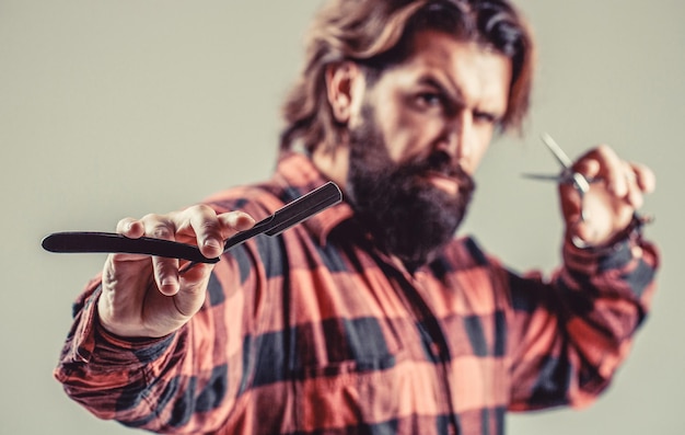 Retrato barba hombre Tijeras de peluquero y navaja de afeitar barbería Vintage barbería afeitado