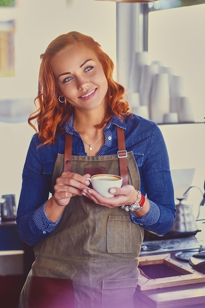 Retrato de una barista pelirroja en una pequeña cafetería.