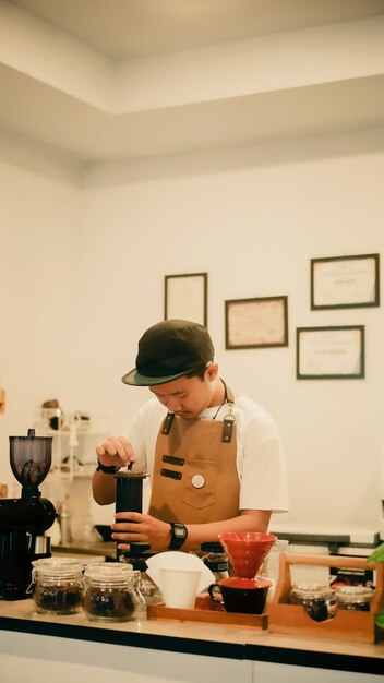 retrato de un barista que se centra en hacer café con el método aeropress