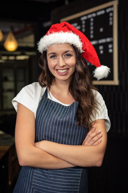 Retrato de barista con sombrero de santa