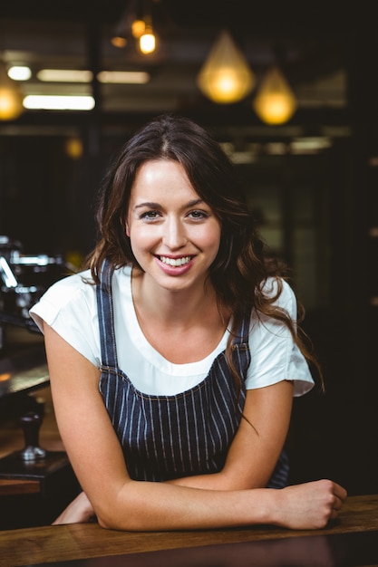 Retrato de barista sonriente