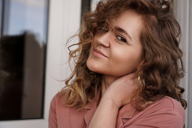 Retrato, de, un, bastante, feliz, mujer, con, pelo rizado