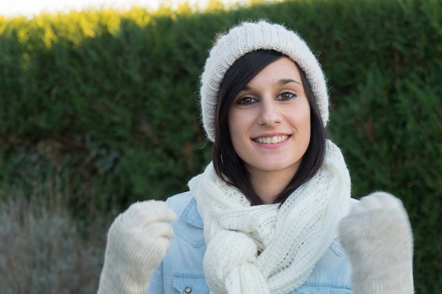 Retrato de bastante joven morena con sombrero de invierno