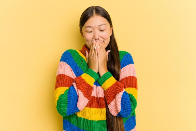 retrato, de, bastante, joven, mujer asiática, aislado, en, fondo amarillo