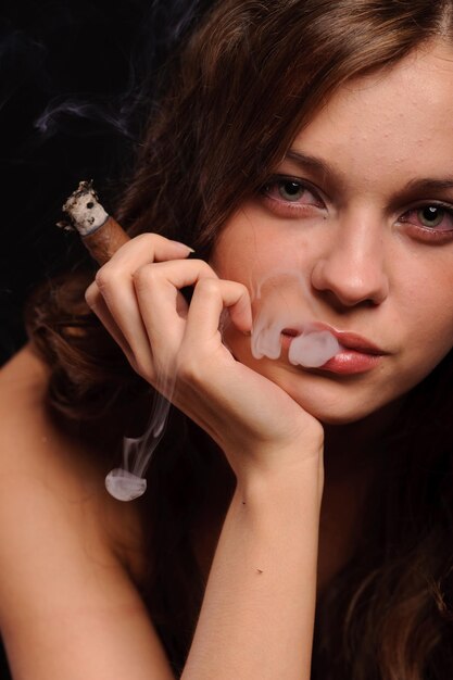 Foto retrato, de, bastante, joven, mujer que fuma