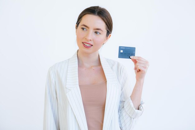 retrato, de, un, bastante, mujer joven, tenencia, tarjeta de crédito, en, ella, cara