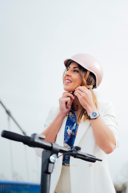 retrato, de, bastante, rubio, mujer, con, casco