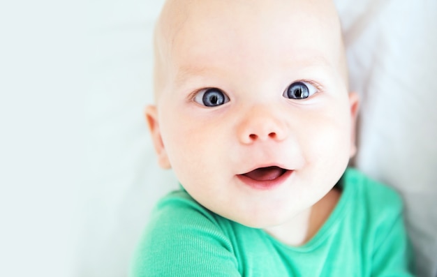 Retrato de un bebé alegre de 6 meses