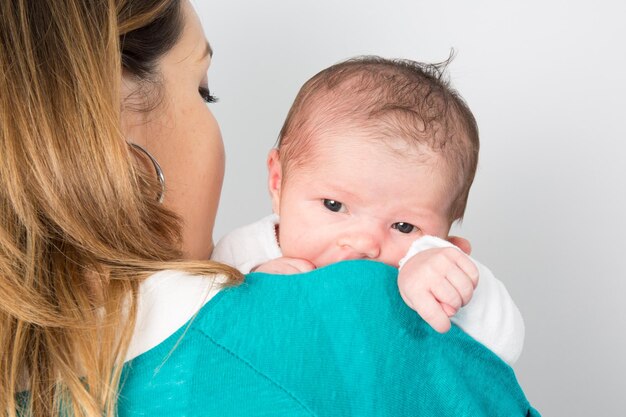 Retrato de bebé angelical y su madre.