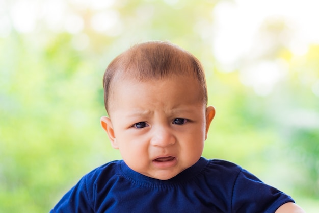 Foto retrato de bebé asiático que llora