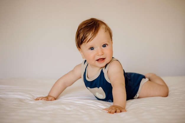 retrato de un bebé en la cama sobre un fondo blanco