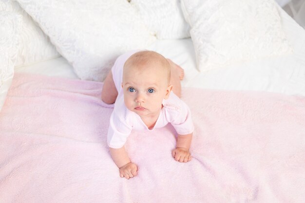 retrato bebé en la cama