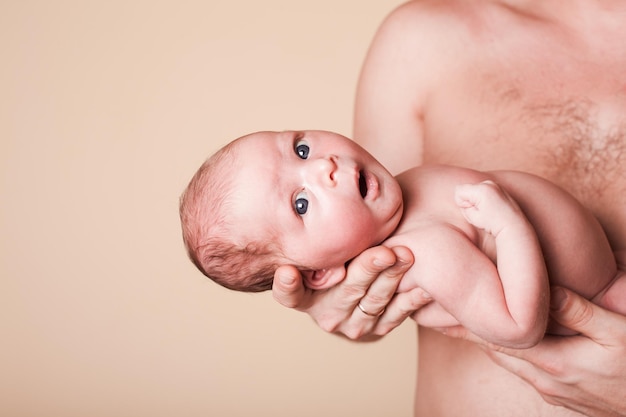 Foto retrato de un bebé sin camisa