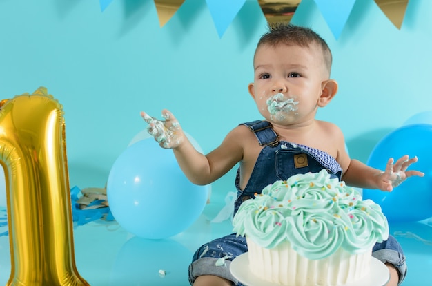 Retrato de bebé celebrando su cumpleaños Smash cake sesión