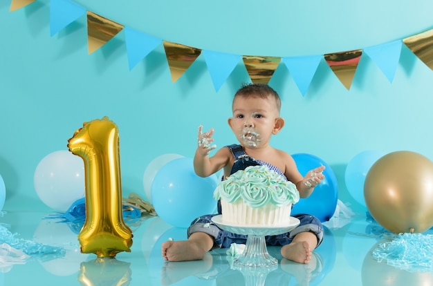 Foto retrato de bebé celebrando su cumpleaños smash cake sesión