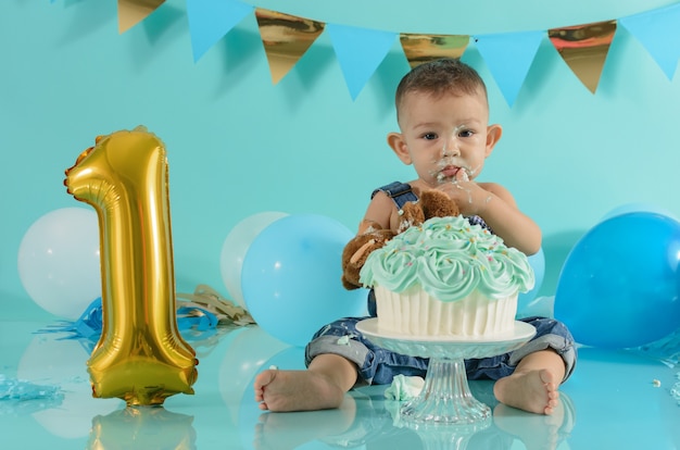Foto retrato de bebé celebrando su cumpleaños smash cake sesión