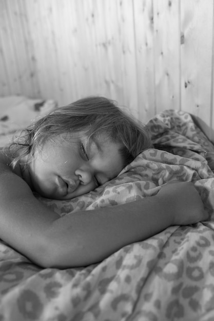 Retrato de bebé durmiendo. Rostro de niño pequeño. chica caucásica