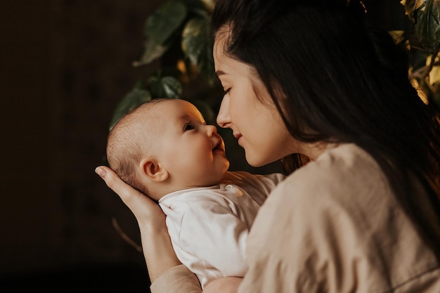 Retrato de bebé feliz en brazos de la madre