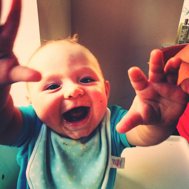 Foto retrato de un bebé feliz y desordenado