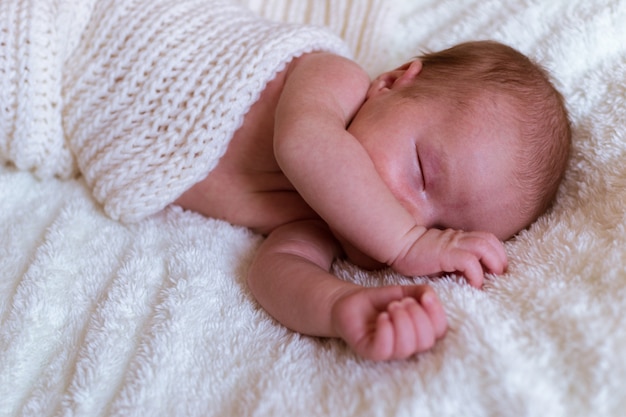 Retrato de bebé infantil en blanco