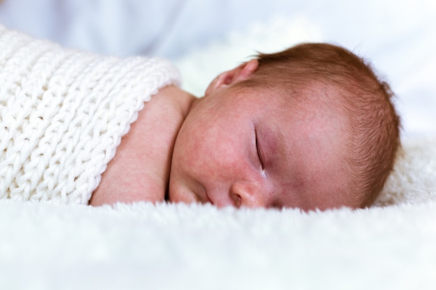 Foto retrato de bebé infantil en blanco
