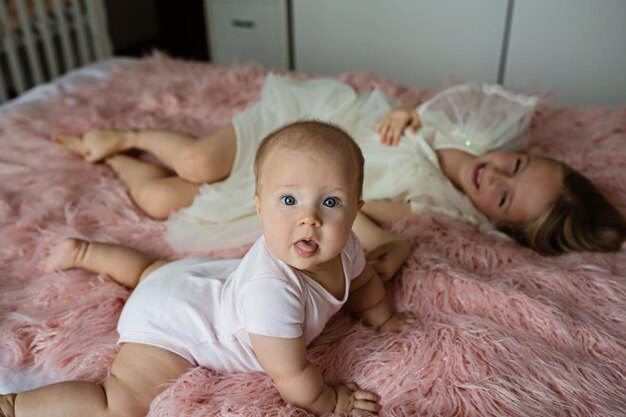 Foto retrato de un bebé lindo acostado en la cama en casa