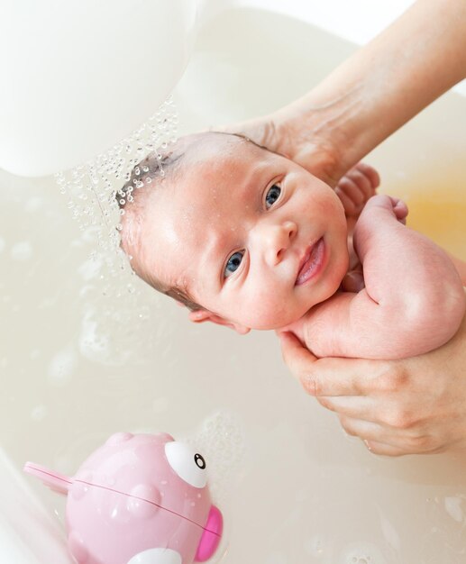 Retrato de un bebé lindo en el baño