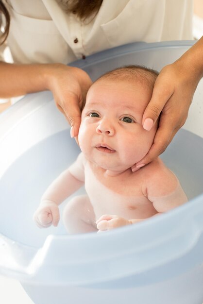 Retrato de un bebé lindo en el baño