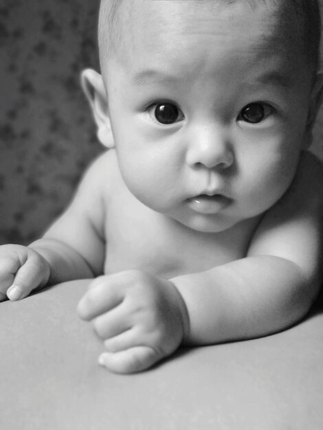 Foto retrato de un bebé lindo en la cama