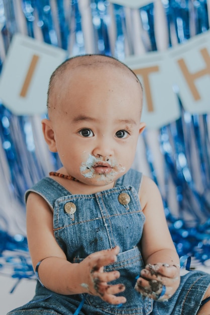 Foto retrato de un bebé lindo en casa