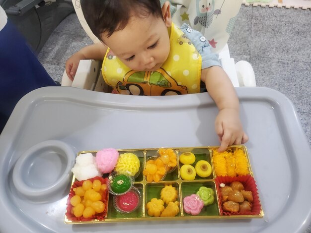 Foto retrato de un bebé lindo con comida