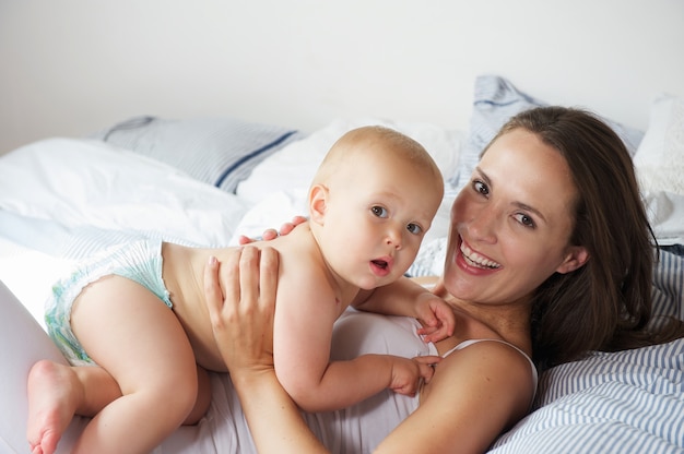 Retrato de un bebé lindo y madre feliz