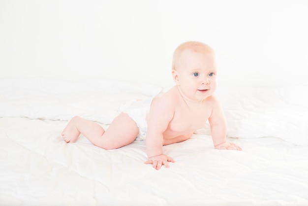 Foto retrato de un bebé lindo en un pañal