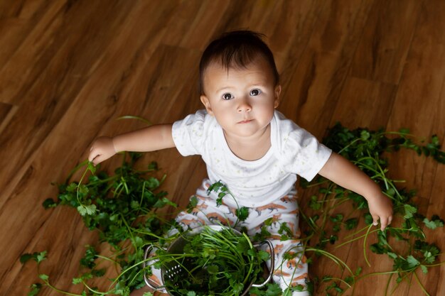 Foto retrato de un bebé lindo sentado en la mesa