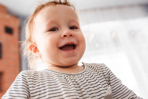 Foto retrato de un bebé lindo