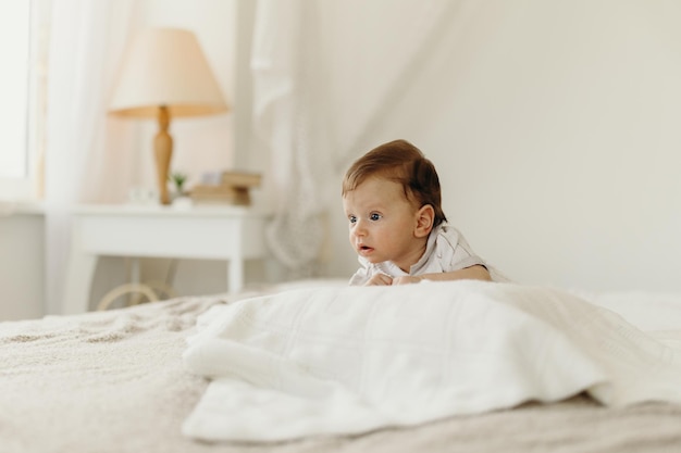 Retrato de un bebé niño pequeño en la cama