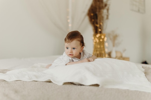 Retrato de un bebé niño pequeño en la cama