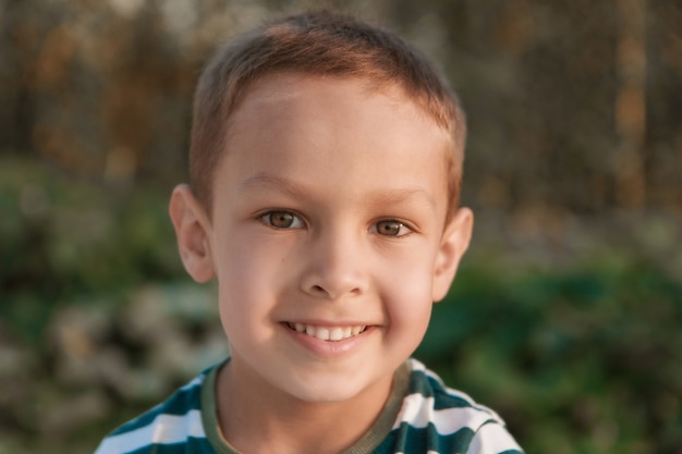 Retrato de bebé con ojos grandes cara de niño pequeño