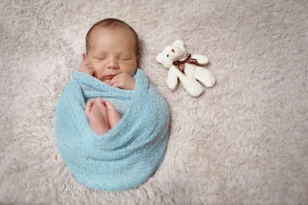 Retrato de un bebé recién nacido envuelto en una manta de felpa